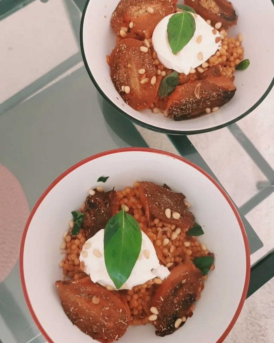 Recette du menu HelloFresh réalisée à la maison : couscous perlé, tomates confites, burrata et pignons de pin