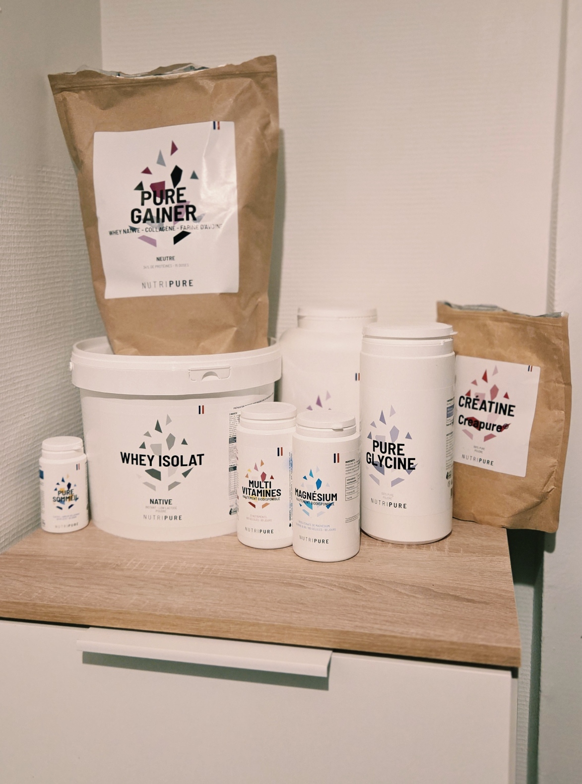 Photo personnelle des produits Nutripure possédés par Kevin Marion : Whey Isolat, Pure Gainer, Créatine Creapure, Pure Glycine, Multivitamines, Magnésium et Pure Sommeil